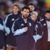 Lionel Messi de Argentina reacciona durante su despedida ante los aficionados
