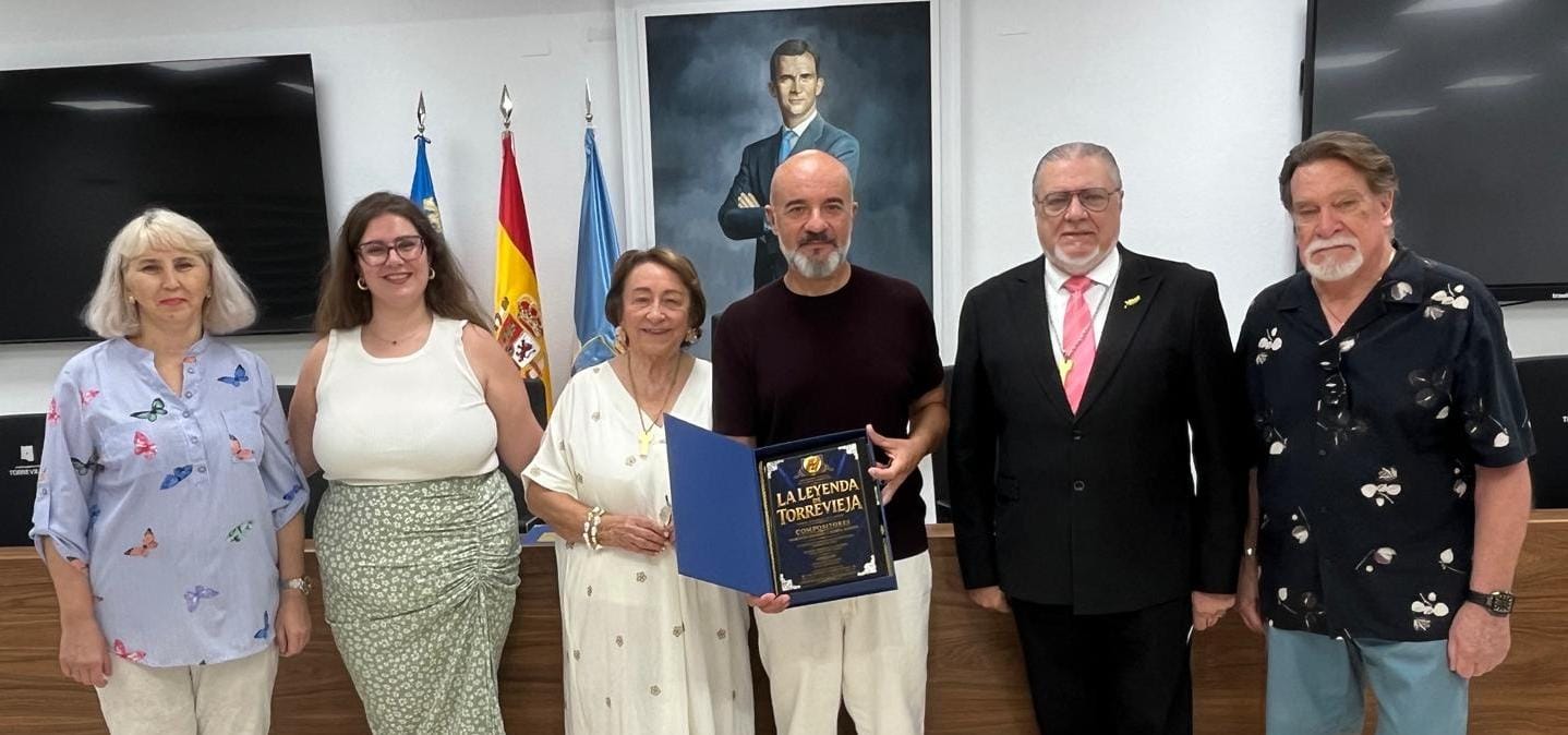 La Asociación de la Ópera 'La Leyenda de Torrevieja' entrega al Ayuntamiento un ejemplar del Libro Maestro para su futura exposición pública La Asociación de la Ópera 'La Leyenda de Torrevieja' entrega al Ayuntamiento un ejemplar del Libro Maestro para su futura exposición pública