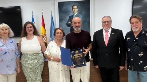 La Asociación de la Ópera 'La Leyenda de Torrevieja' entregado al Ayuntamiento de Torrevieja un ejemplar del Libro Maestro para su futura exposición pública. La Asociación de la Ópera 'La Leyenda de Torrevieja' entregado al Ayuntamiento de Torrevieja un ejemplar del Libro Maestro para su futura exposición pública.