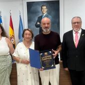 La Asociación de la Ópera 'La Leyenda de Torrevieja' entregado al Ayuntamiento de Torrevieja un ejemplar del Libro Maestro para su futura exposición pública.