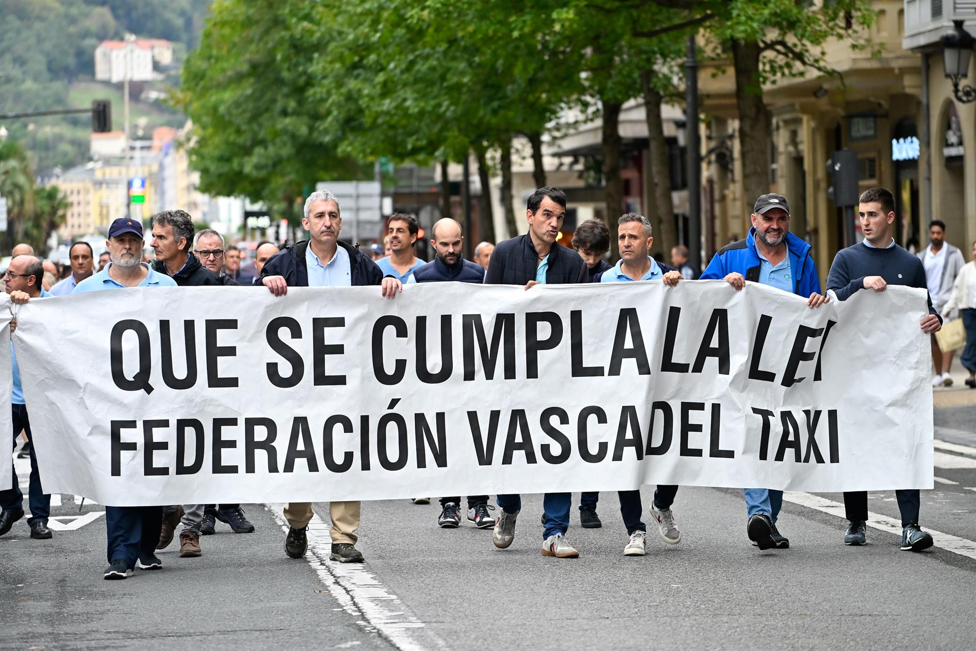Federación Vasca del Taxi se manifiesta en San Sebastián ante falta de soluciones de la Administración frente a las VTC Federación Vasca del Taxi se manifiesta en San Sebastián ante falta de soluciones de la Administración frente a las VTC