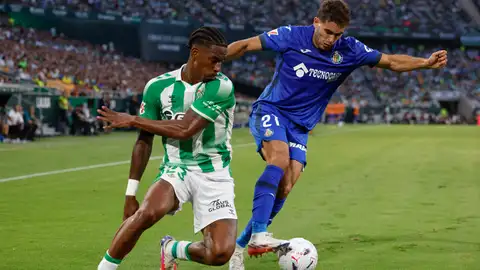 El defensa del Betis Junior Firpo (i) ante el defensa del Getafe Andrés García en el estadio deLa Cartuja en Sevilla en foto de archivo de Julio Muñoz El defensa del Betis Junior Firpo (i) ante el defensa del Getafe Andrés García en el estadio deLa Cartuja en Sevilla en foto de archivo de Julio Muñoz