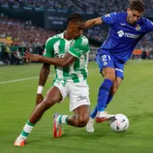 El defensa del Betis Junior Firpo (i) ante el defensa del Getafe Andrés García en el estadio deLa Cartuja en Sevilla en foto de archivo de Julio Muñoz El defensa del Betis Junior Firpo (i) ante el defensa del Getafe Andrés García en el estadio deLa Cartuja en Sevilla en foto de archivo de Julio Muñoz