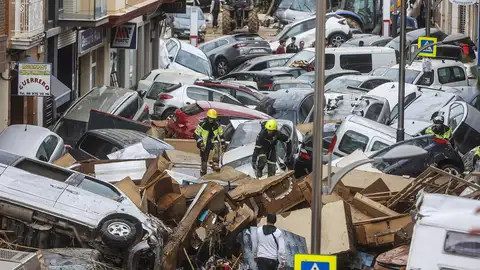 Coches amontonados destrozados en una calle de Sedaví con motivo de la DANA de València Coches amontonados destrozados en una calle de Sedaví con motivo de la DANA de València