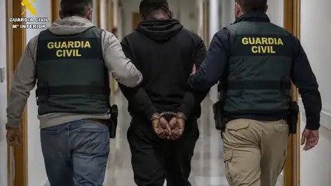 Estafa facéndose pasar por médico militar en zona de conflicto Estafa facéndose pasar por médico militar en zona de conflicto