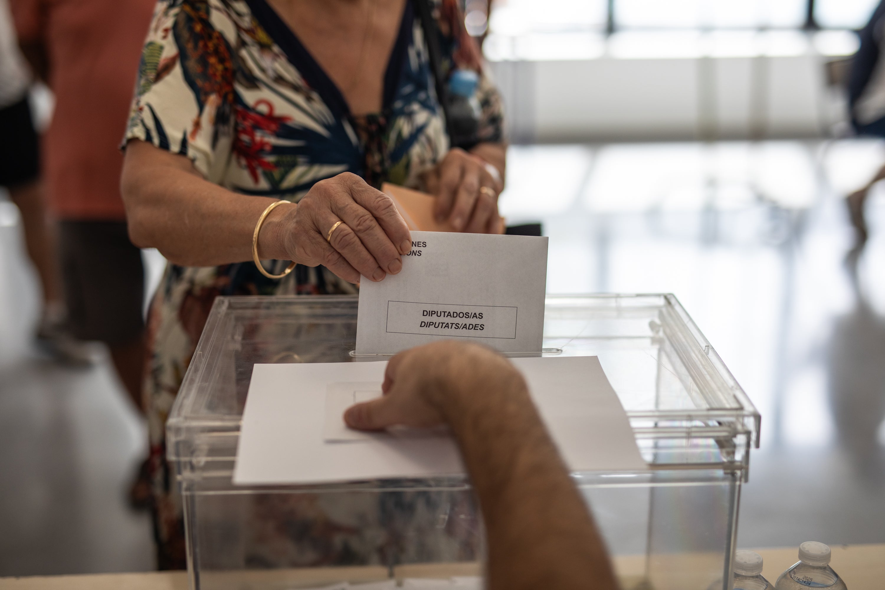 Una mujer introduce su voto en las elecciones del 23J Una mujer introduce su voto en las elecciones del 23J