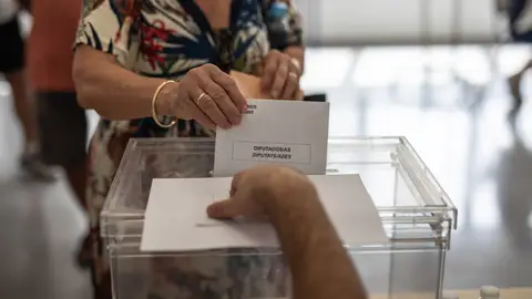 Una mujer introduce su voto en las elecciones del 23J Una mujer introduce su voto en las elecciones del 23J