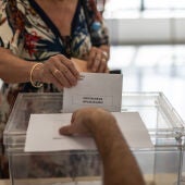 Una mujer introduce su voto en las elecciones del 23J