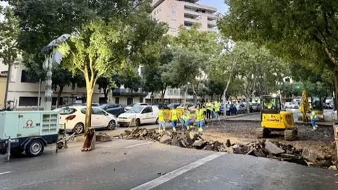 Operarios de Emaya trabajan en sanear la zona afectada por un socavón en la Avda. Gabriel Alomar de Palma Operarios de Emaya trabajan en sanear la zona afectada por un socavón en la Avda. Gabriel Alomar de Palma