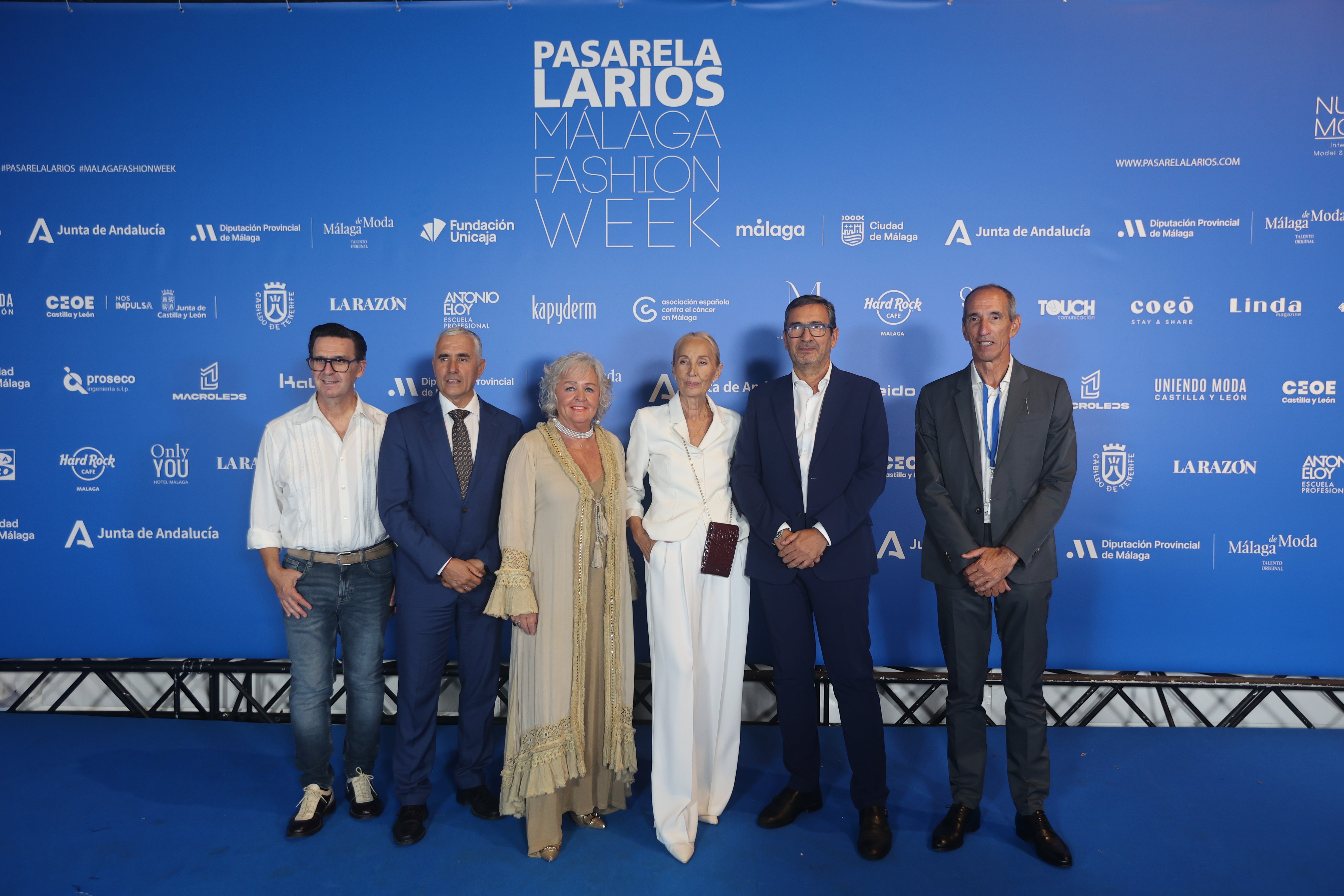 Ángel Schlesser recibe el Alfiler de Oro en una XV Pasarela Larios que llena el corazón de Málaga Ángel Schlesser recibe el Alfiler de Oro en una XV Pasarela Larios que llena el corazón de Málaga