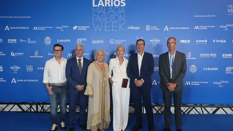 Ángel Schlesser recibe el Alfiler de Oro en una XV Pasarela Larios que llena el corazón de Málaga Ángel Schlesser recibe el Alfiler de Oro en una XV Pasarela Larios que llena el corazón de Málaga
