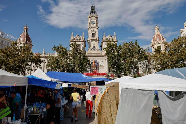 La Acampada por la vivienda de Valencia seguirá adelante a pesar de las celebraciones programadas por el 9 d´Octubre La Acampada por la vivienda de Valencia seguirá adelante a pesar de las celebraciones programadas por el 9 d´Octubre