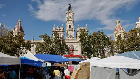 La acampada por el derecho a la vivienda instalada en la plaza del Ayuntamiento de València, que cumple este miércoles su quinta jornada de protesta. La acampada por el derecho a la vivienda instalada en la plaza del Ayuntamiento de València, que cumple este miércoles su quinta jornada de protesta.