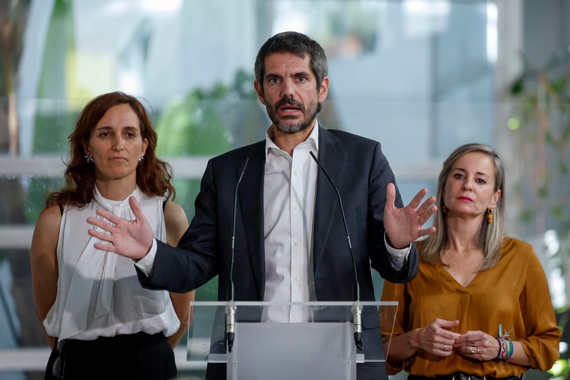 Verónica Barbero (d), Mónica García (i) y Ernest Urtasun (c), representantes de los partidos que integran el espacio conformado por Movimiento Sumar, durante la presentación de Frente Amplio, este lunes, en Madrid. Verónica Barbero (d), Mónica García (i) y Ernest Urtasun (c), representantes de los partidos que integran el espacio conformado por Movimiento Sumar, durante la presentación de Frente Amplio, este lunes, en Madrid.