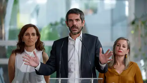 Verónica Barbero (d), Mónica García (i) y Ernest Urtasun (c), representantes de los partidos que integran el espacio conformado por Movimiento Sumar, durante la presentación de Frente Amplio, este lunes, en Madrid. Verónica Barbero (d), Mónica García (i) y Ernest Urtasun (c), representantes de los partidos que integran el espacio conformado por Movimiento Sumar, durante la presentación de Frente Amplio, este lunes, en Madrid.