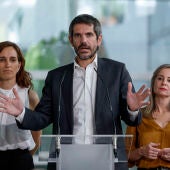 Verónica Barbero (d), Mónica García (i) y Ernest Urtasun (c), representantes de los partidos que integran el espacio conformado por Movimiento Sumar, durante la presentación de Frente Amplio, este lunes, en Madrid. 