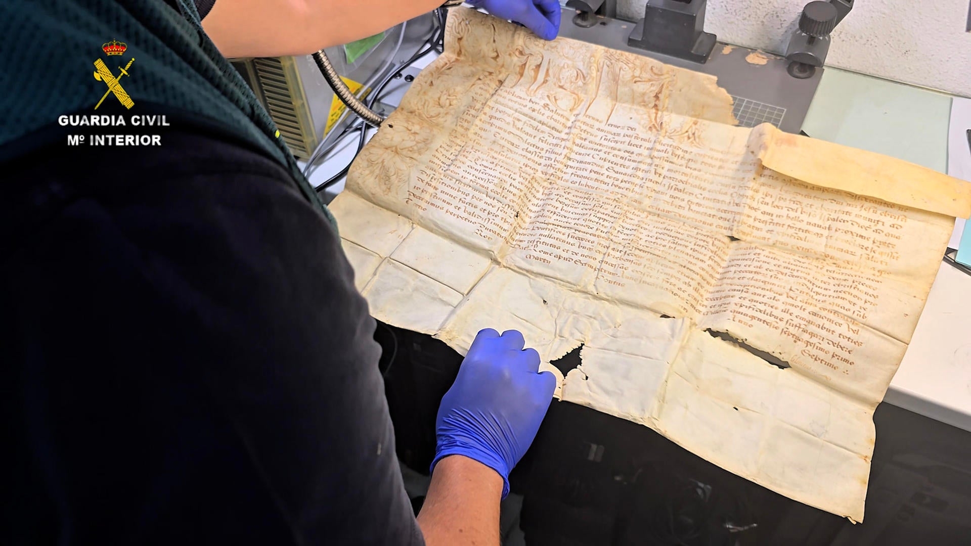 La Guardia Civil recupera en El Viso del Alcor (Sevilla), una bula papal original del siglo XVI La Guardia Civil recupera en El Viso del Alcor (Sevilla), una bula papal original del siglo XVI