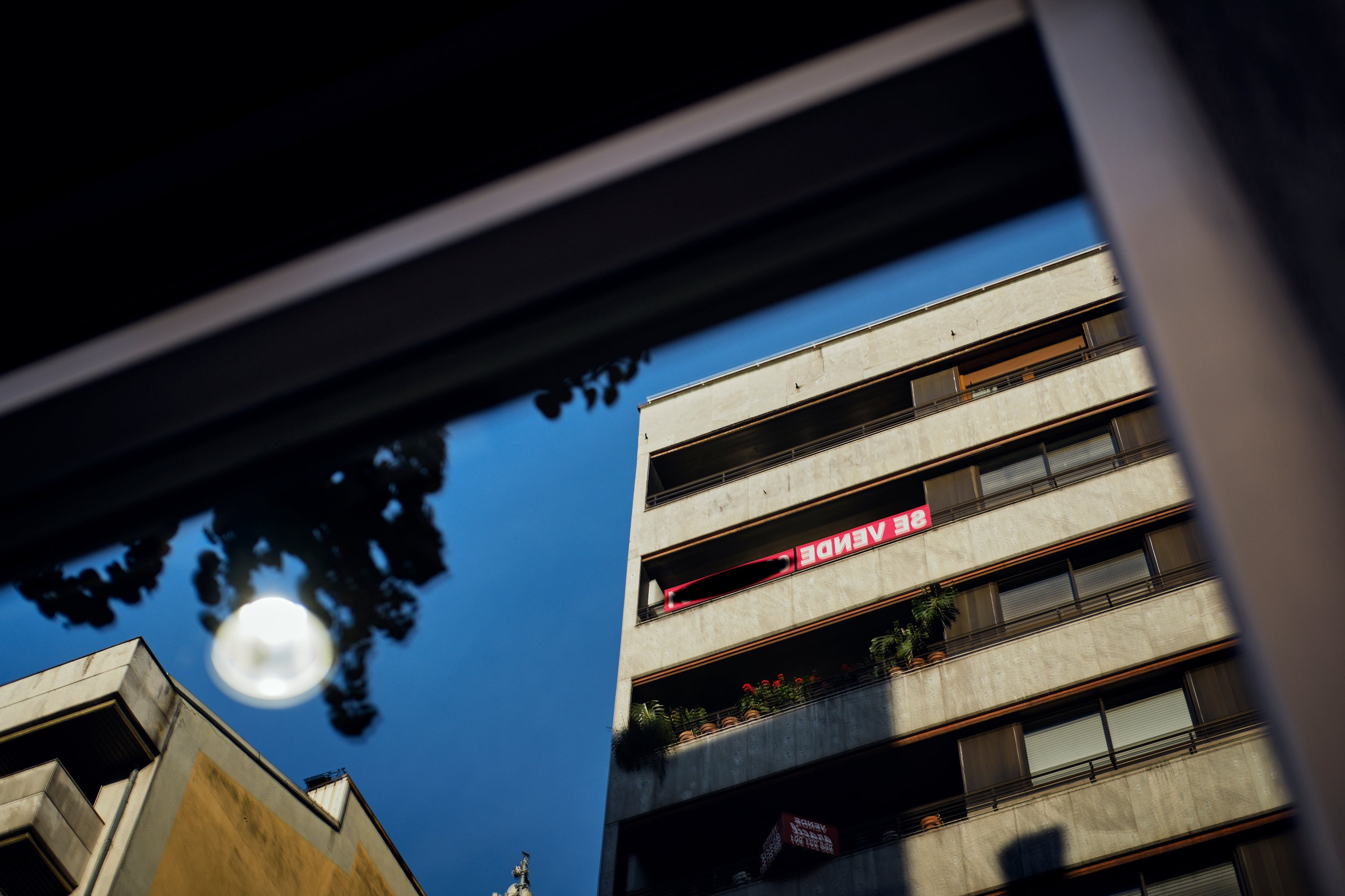 Un cartel de 'Se Vende' de una inmobiliaria en Ourense del alquiler asequible para jóvenes y familias Un cartel de 'Se Vende' de una inmobiliaria en Ourense del alquiler asequible para jóvenes y familias