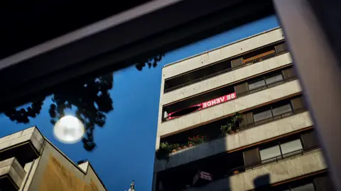 Un cartel de 'Se Vende' de una inmobiliaria en Ourense del alquiler asequible para jóvenes y familias Un cartel de 'Se Vende' de una inmobiliaria en Ourense del alquiler asequible para jóvenes y familias