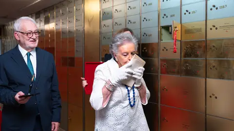 Paloma Arniches, nieta del dramaturgo, y, a su lado, el presidente de la Fundación Mediterráneo, Luis Boyer Paloma Arniches, nieta del dramaturgo, y, a su lado, el presidente de la Fundación Mediterráneo, Luis Boyer