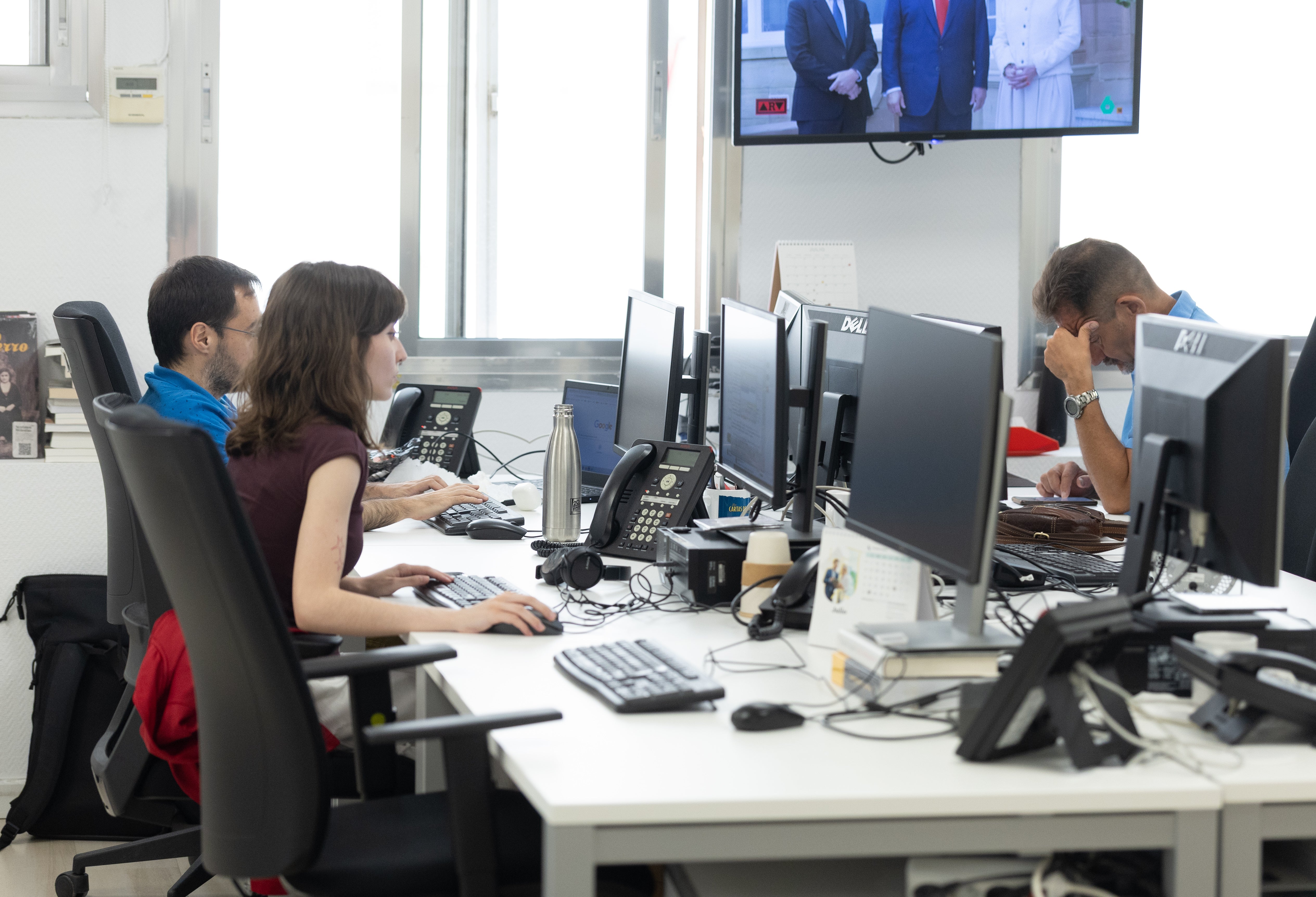 Imagen de archivo de varios trabajadores en una oficina. Imagen de archivo de varios trabajadores en una oficina.
