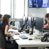 Imagen de archivo de varios trabajadores en una oficina. Imagen de archivo de varios trabajadores en una oficina.