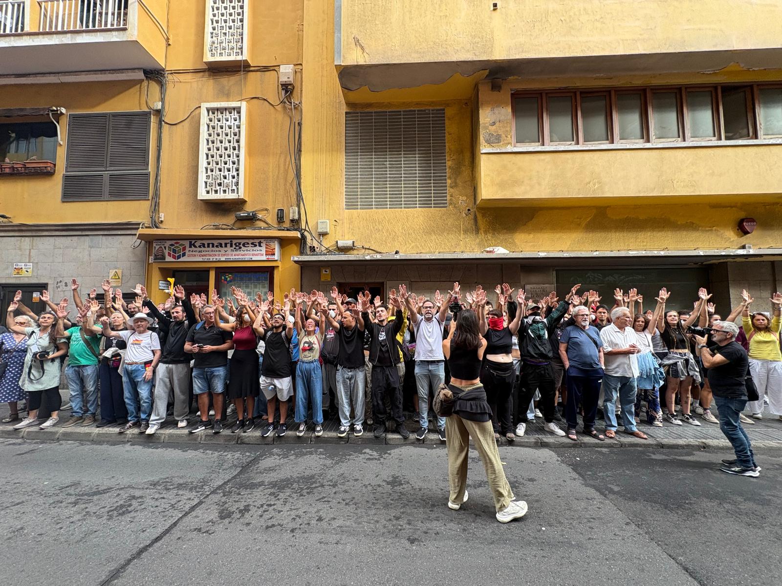 Los reyes saludan a los ciudadanos de Melilla desde el balcón de la Asamblea acompañados por el presidente de la Ciudad Autónoma, Juan José Imbroda Los reyes saludan a los ciudadanos de Melilla desde el balcón de la Asamblea acompañados por el presidente de la Ciudad Autónoma, Juan José Imbroda