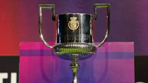 Vista del trofeo de la Copa del Rey antes del el sorteo de la primera eliminatoria de dicha competición en la Ciudad del Fútbol de Las Rozas, en el que entran también todos los equipos de LaLiga EA Sports menos Barcelona, Real Madrid, Atlético de Madrid y Real Sociedad, los cuatro que disputarán la Supercopa. Vista del trofeo de la Copa del Rey antes del el sorteo de la primera eliminatoria de dicha competición en la Ciudad del Fútbol de Las Rozas, en el que entran también todos los equipos de LaLiga EA Sports menos Barcelona, Real Madrid, Atlético de Madrid y Real Sociedad, los cuatro que disputarán la Supercopa.
