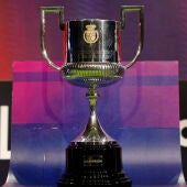 Vista del trofeo de la Copa del Rey antes del el sorteo de la primera eliminatoria de dicha competición en la Ciudad del Fútbol de Las Rozas, en el que entran también todos los equipos de LaLiga EA Sports menos Barcelona, Real Madrid, Atlético de Madrid y Real Sociedad, los cuatro que disputarán la Supercopa.