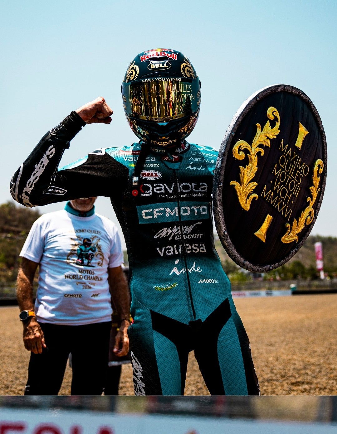 El piloto Máximo Quiles celebra el título de campeón del mundo de Moto 3 El piloto Máximo Quiles celebra el título de campeón del mundo de Moto 3