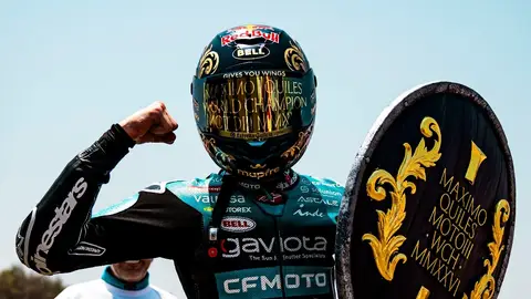 El piloto Máximo Quiles celebra el título de campeón del mundo de Moto 3 El piloto Máximo Quiles celebra el título de campeón del mundo de Moto 3