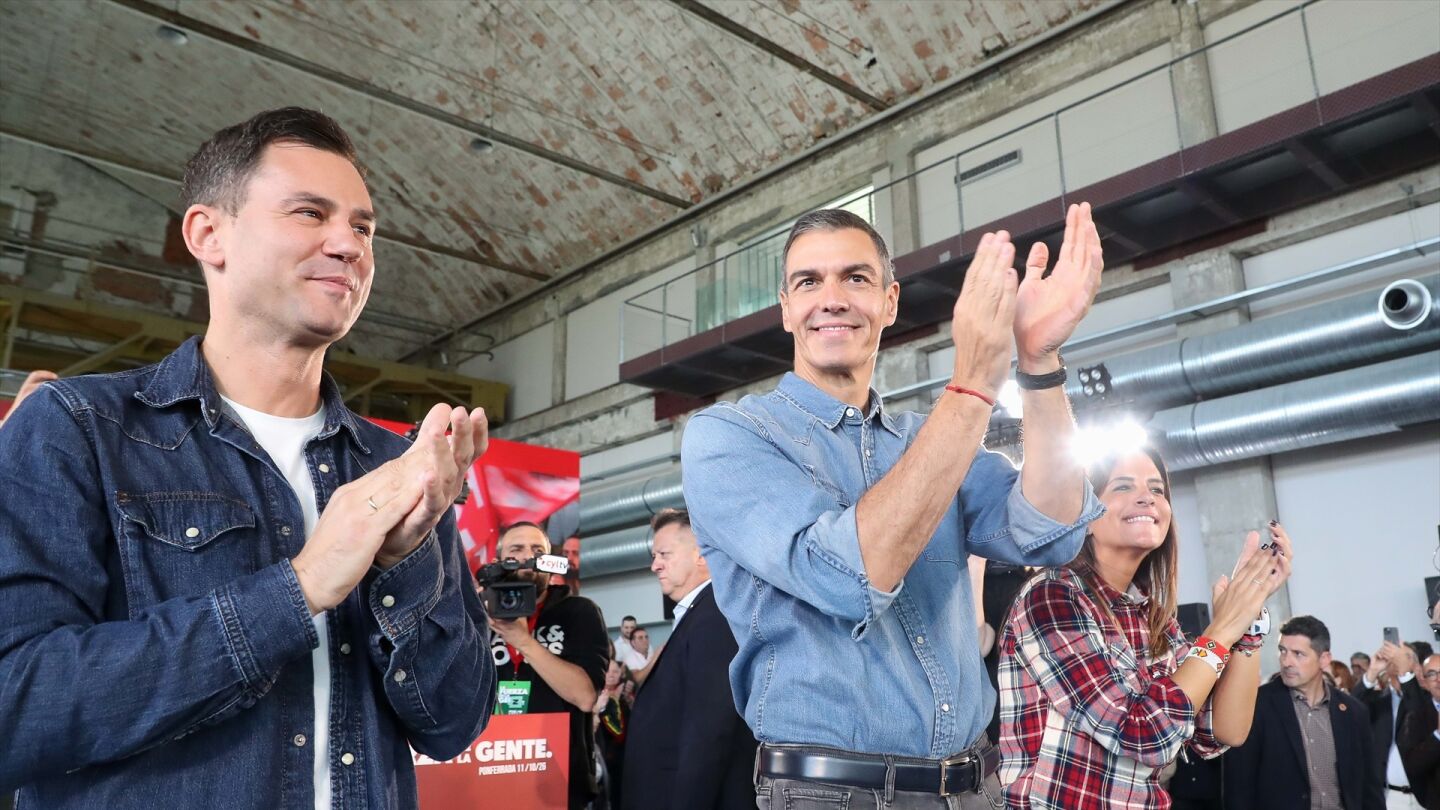 El secretario general del PSOE de Le&oacute;n, Javier Cend&oacute;n, junto al presidente del Gobierno, Pedro S&aacute;nchez