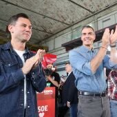 El secretario general del PSOE de León, Javier Cendón, junto al presidente del Gobierno, Pedro Sánchez