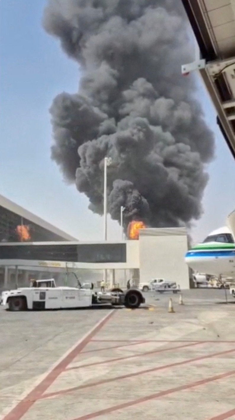 Doce muertos y más de 300 heridos tras un ataque contra el aeropuerto de Riad Doce muertos y más de 300 heridos tras un ataque contra el aeropuerto de Riad