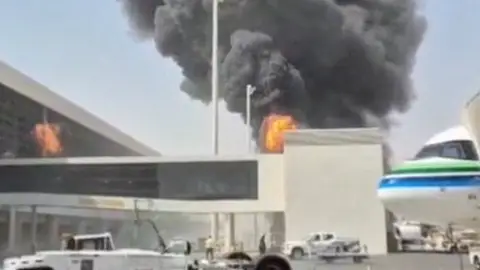 Humo y llamas desde el aeropuerto Rey Khalid en Riad, Arabia Saudita, el 8 de octubre de 2026. Humo y llamas desde el aeropuerto Rey Khalid en Riad, Arabia Saudita, el 8 de octubre de 2026.