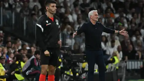 El entrenador del Real Madrid, Jose Mourinho, durante el partido contra el Villarreal El entrenador del Real Madrid, Jose Mourinho, durante el partido contra el Villarreal