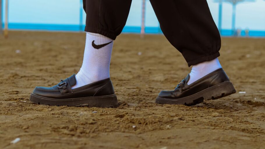 Mocasines con calcetines blancos