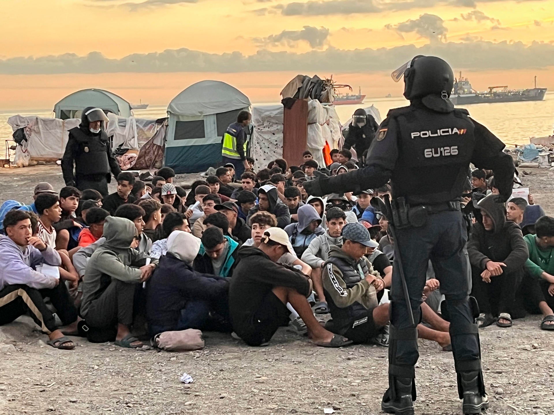 La Policía inicia el desalojo del campamento de migrantes de El Guano a dos días de la visita de los Reyes La Policía inicia el desalojo del campamento de migrantes de El Guano a dos días de la visita de los Reyes
