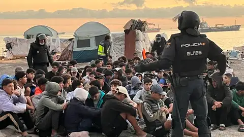 Comienza el desalojo del asentamiento de El Guano (Ceuta) Comienza el desalojo del asentamiento de El Guano (Ceuta)