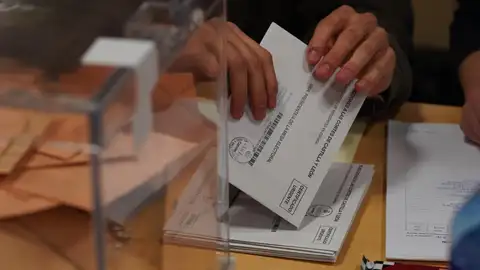 Imagen de archivo de recuento del voto por correo en una mesa electoral. Imagen de archivo de recuento del voto por correo en una mesa electoral.