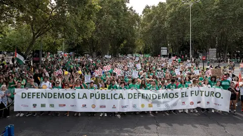 Un gran número de personas sostiene una pancarta con el lema "Defendemos la educación pública" Un gran número de personas sostiene una pancarta con el lema "Defendemos la educación pública"