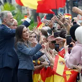 El rey Felipe VI (i, atrás) y la reina Letizia (c) saludan a la multitud que espera su llegada ante el Ayuntamiento de CEuta, este martes. El rey Felipe VI (i, atrás) y la reina Letizia (c) saludan a la multitud que espera su llegada ante el Ayuntamiento de CEuta, este martes.