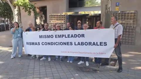 Concentración del Comité de Empresa del Hospital de la Ribera frente a la Consellería de Sanidad Concentración del Comité de Empresa del Hospital de la Ribera frente a la Consellería de Sanidad