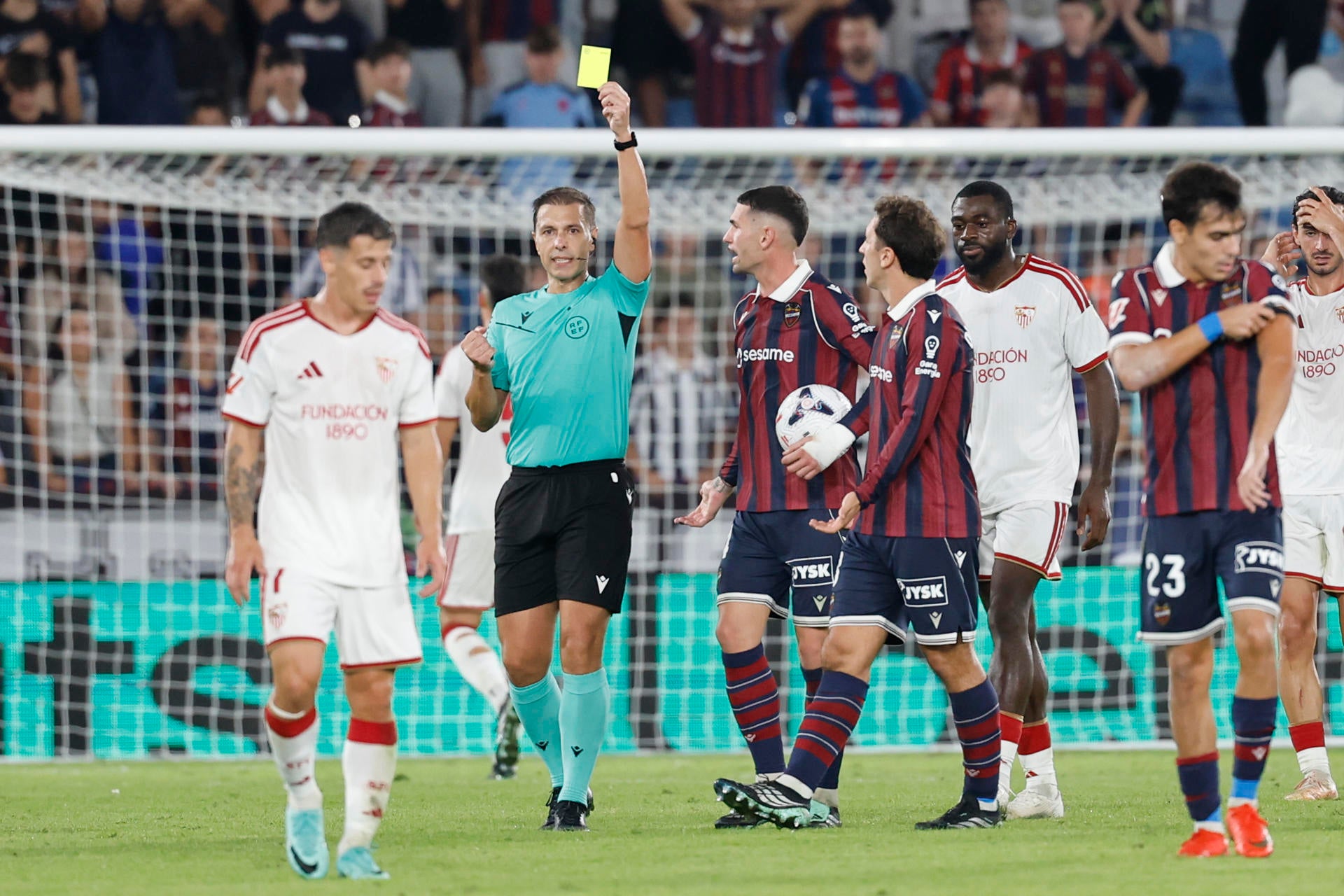 El árbitro del Levante-Sevilla denunció el lanzamiento de “multitud” de botellas al campo El árbitro del Levante-Sevilla denunció el lanzamiento de “multitud” de botellas al campo