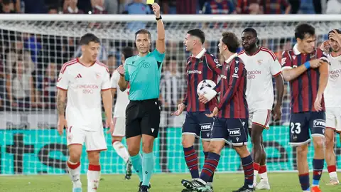 El árbitro del Levante-Sevilla denunció el lanzamiento de “multitud” de botellas al campo El árbitro del Levante-Sevilla denunció el lanzamiento de “multitud” de botellas al campo
