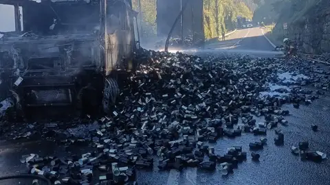 Reabre la N-623 en Luena tras retirarse de la vía la carga del camión incendiado el lunes Reabre la N-623 en Luena tras retirarse de la vía la carga del camión incendiado el lunes