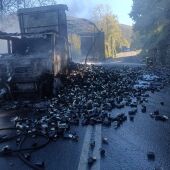 Reabre la N-623 en Luena tras retirarse de la vía la carga del camión incendiado el lunes