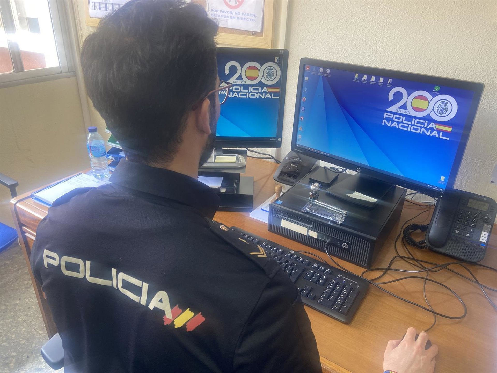 Dos detenidos en el aeropuerto por tratar de cruzar el control fronterizo con documentos de terceros Dos detenidos en el aeropuerto por tratar de cruzar el control fronterizo con documentos de terceros