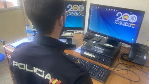 Dos detenidos en el aeropuerto por tratar de cruzar el control fronterizo con documentos de terceros Dos detenidos en el aeropuerto por tratar de cruzar el control fronterizo con documentos de terceros