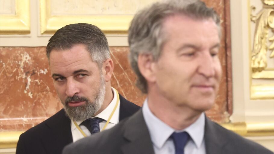 El presidente de Vox, Santiago Abascal (i), y el presidente del PP, Alberto N&uacute;&ntilde;ez Feij&oacute;o